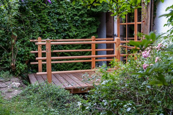 Brücke im Garten Brücke im Garten in Brannenburg