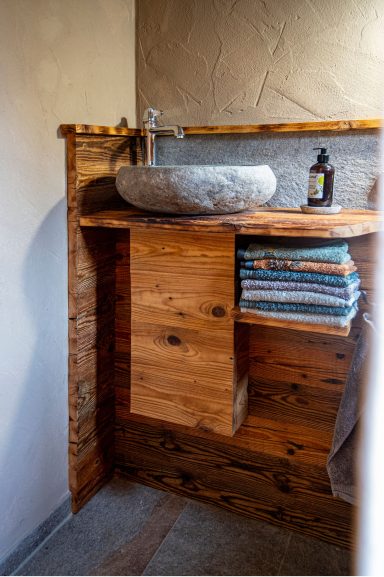 Waschbeckenunterschrank Waschbeckenunterschrank im Hüttn-Stil mit Waschbecken aus Stein